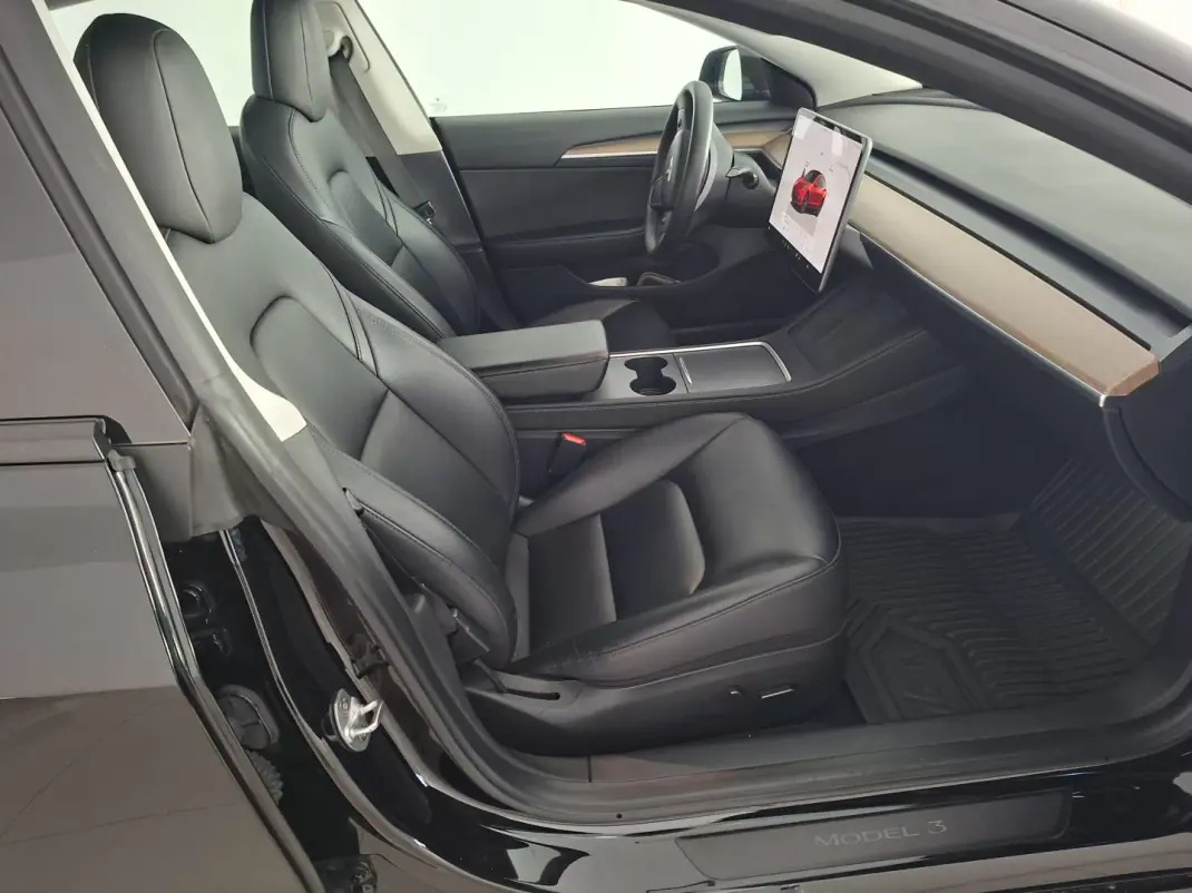 Tesla Model 3 2023 - 31900 EUR, 69700 km - AUTO.MOTO.pt - 69700km - foto 8 de 13