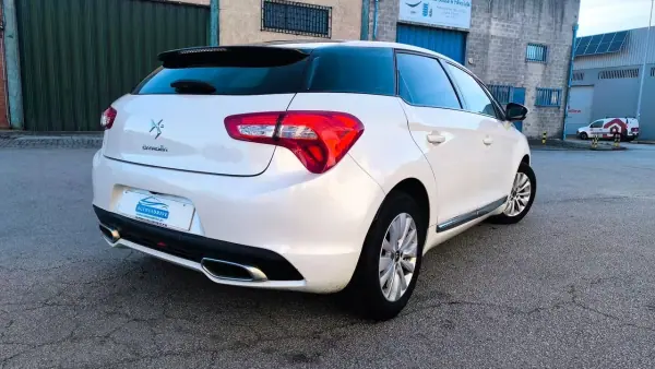 Citroën DS5 2015 - 10900 EUR, 175000 km - AUTO.MOTO.pt - 175000km - foto 4 de 17
