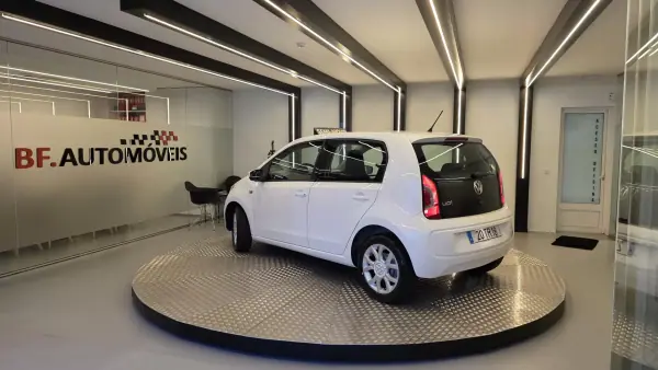 Volkswagen Cross Up! 2013 - 7750 EUR, 154338 km - AUTO.MOTO.pt - 154338km - foto 3 de 47