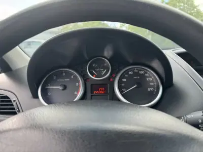 Peugeot 207 2007 - 4950 EUR, 245366 km - AUTO.MOTO.pt - 245366km - foto 13 de 20