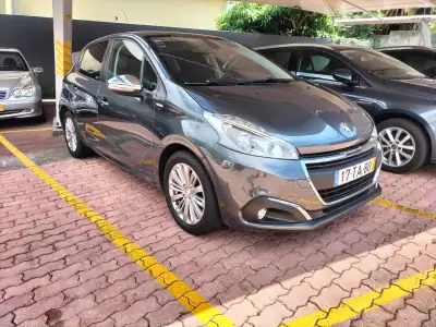 Peugeot 208 2017 - 10750 EUR, 96000 km - AUTO.MOTO.pt - 96000km - foto 3 de 12