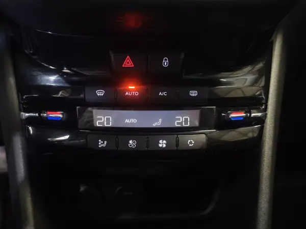 Peugeot 2008 2017 - 12490 EUR, 57665 km - AUTO.MOTO.pt - 57665km - foto 15 de 23