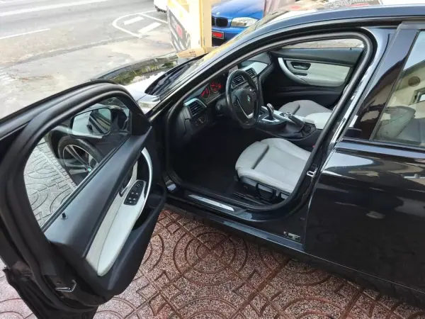 BMW 320 2012 - 13900 EUR, 320000 km - AUTO.MOTO.pt - 320000km - foto 16 de 37