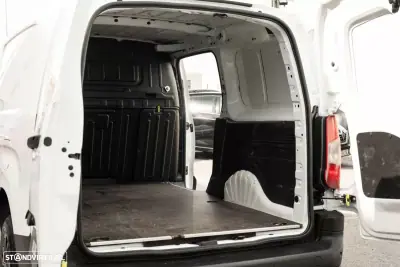 Opel COMBO 2020 - 14800 EUR, 138240 km - AUTO.MOTO.pt - 138240km - foto 19 de 23