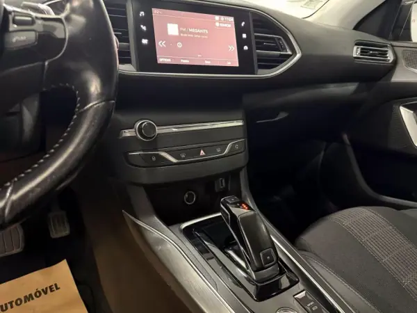 Peugeot 308 2019 - 11950 EUR, 251116 km - AUTO.MOTO.pt - 251116km - foto 10 de 16