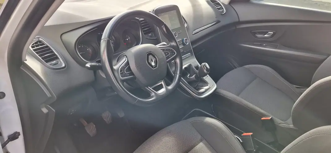 Renault Grand Scénic 2018 - 10995 EUR, 197000 km - AUTO.MOTO.pt - 197000km - foto 6 de 11