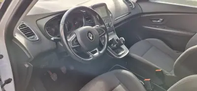 Renault Grand Scénic 2018 - 10995 EUR, 197000 km - AUTO.MOTO.pt - 197000km - foto 6 de 11