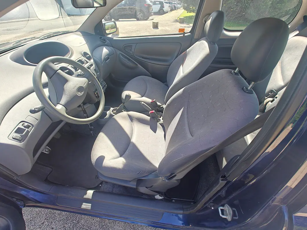 Toyota Yaris 2000 - 2500 EUR, 206000 km - AUTO.MOTO.pt - 206000km - foto 6 de 11