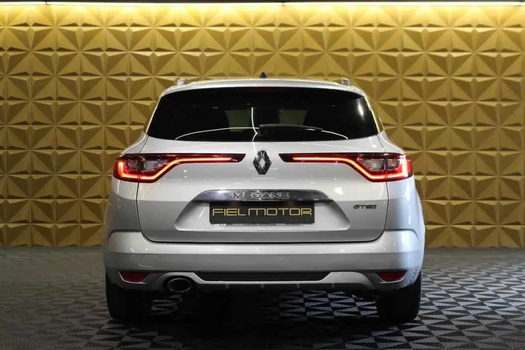 Renault Mégane Sport Tourer 2020 - 16790 EUR, 137000 km - AUTO.MOTO.pt - 137000km - foto 17 de 37