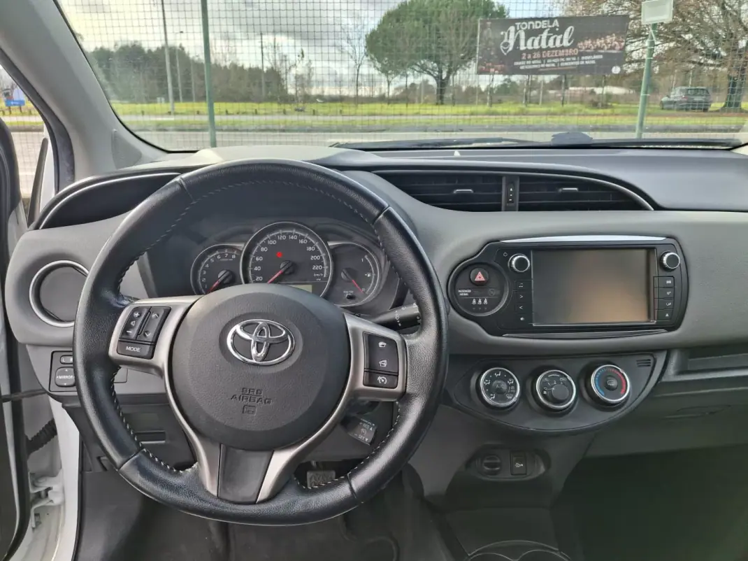 Toyota Yaris 2016 - 12950 EUR, 119678 km - AUTO.MOTO.pt - 119678km - foto 11 de 15