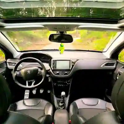 Peugeot 208 2012 - 8500 EUR, 127000 km - foto 5 de 8