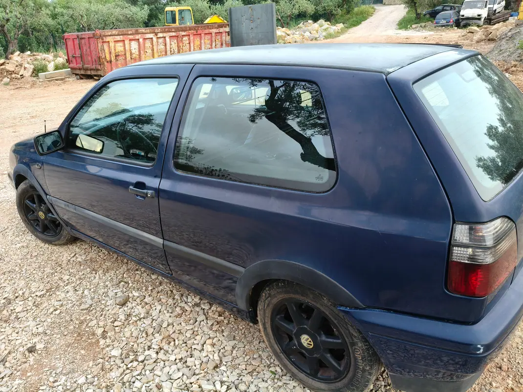 Volkswagen Golf 1997 - 1100 EUR, 230 km - AUTO.MOTO.pt - 230km - foto 3 de 3