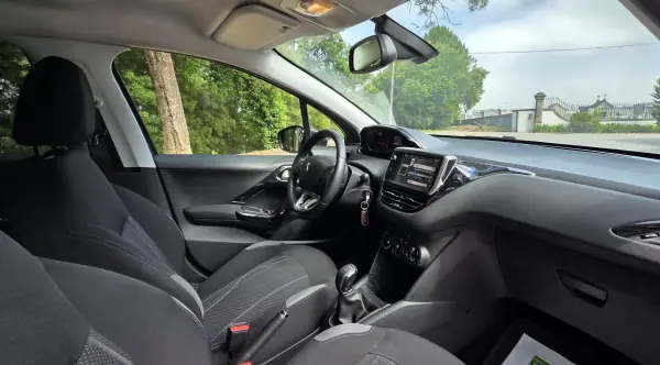 Peugeot 208 2013 - 5990 EUR, 168000 km - AUTO.MOTO.pt - 168000km - foto 12 de 16