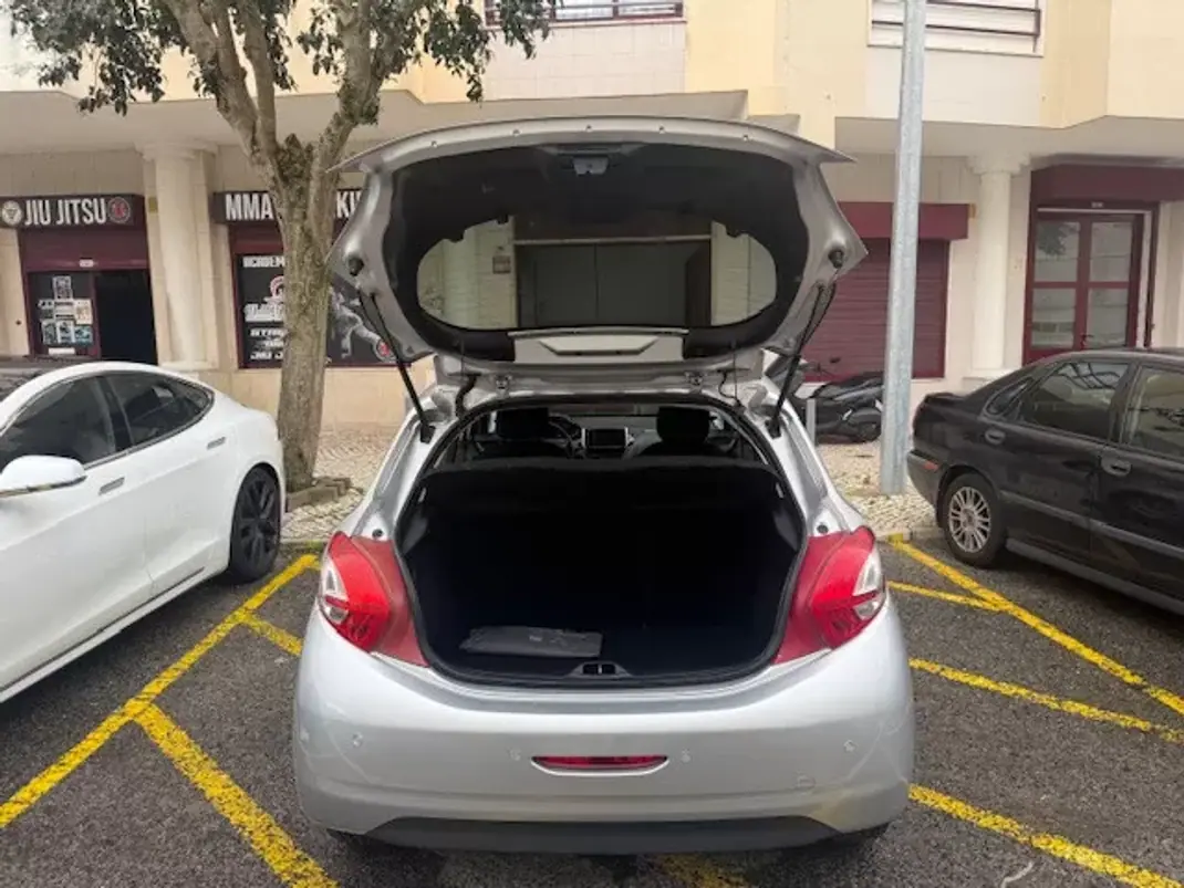 Peugeot 208 2014 - 7400 EUR, 116000 km - AUTO.MOTO.pt - 116000km - foto 14 de 26