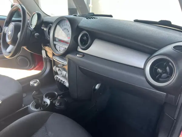 MINI One 2008 - 5500 EUR, 174000 km - AUTO.MOTO.pt - 174000km - foto 8 de 13