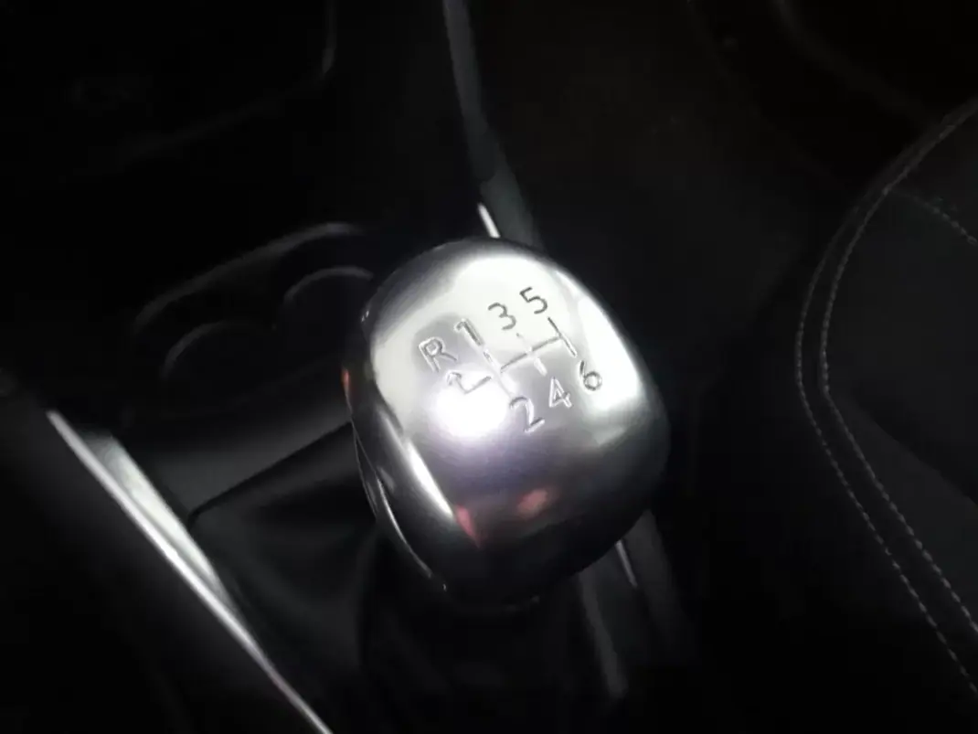 Peugeot 208 2018 - 8900 EUR, 82000 km - AUTO.MOTO.pt - 82000km - foto 19 de 23