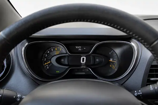 Renault Captur 2015 - 11850 EUR, 76500 km - AUTO.MOTO.pt - 76500km - foto 21 de 24