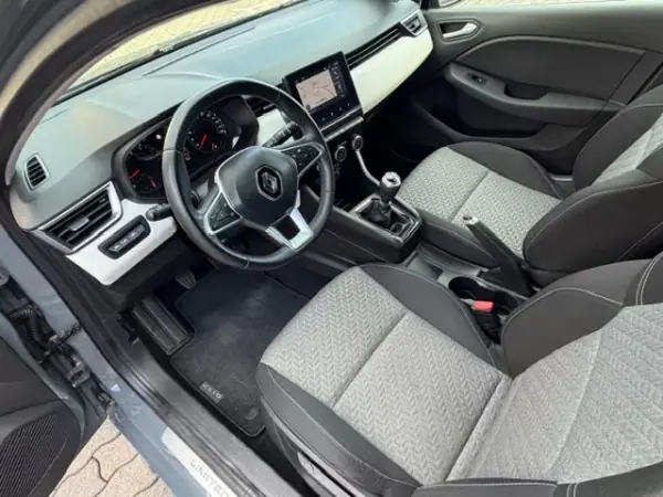 Renault Clio 2022 - 15500 EUR, 84200 km - AUTO.MOTO.pt - 84200km - foto 10 de 11