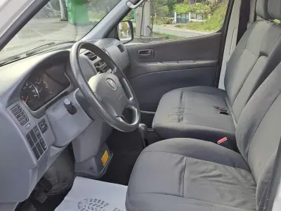 Toyota HiAce 2010 - 12500 EUR, 331380 km - AUTO.MOTO.pt - 331380km - foto 13 de 30