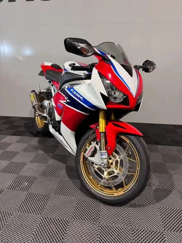 Honda CBR 1000RR 2015 - 14500 EUR, 33944 km - AUTO.MOTO.pt - 33944km - foto 4 de 21