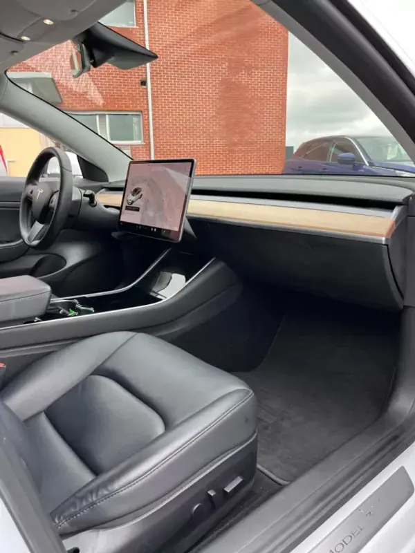Tesla Model 3 2020 - 23000 EUR, 81000 km - AUTO.MOTO.pt - 81000km - foto 11 de 17
