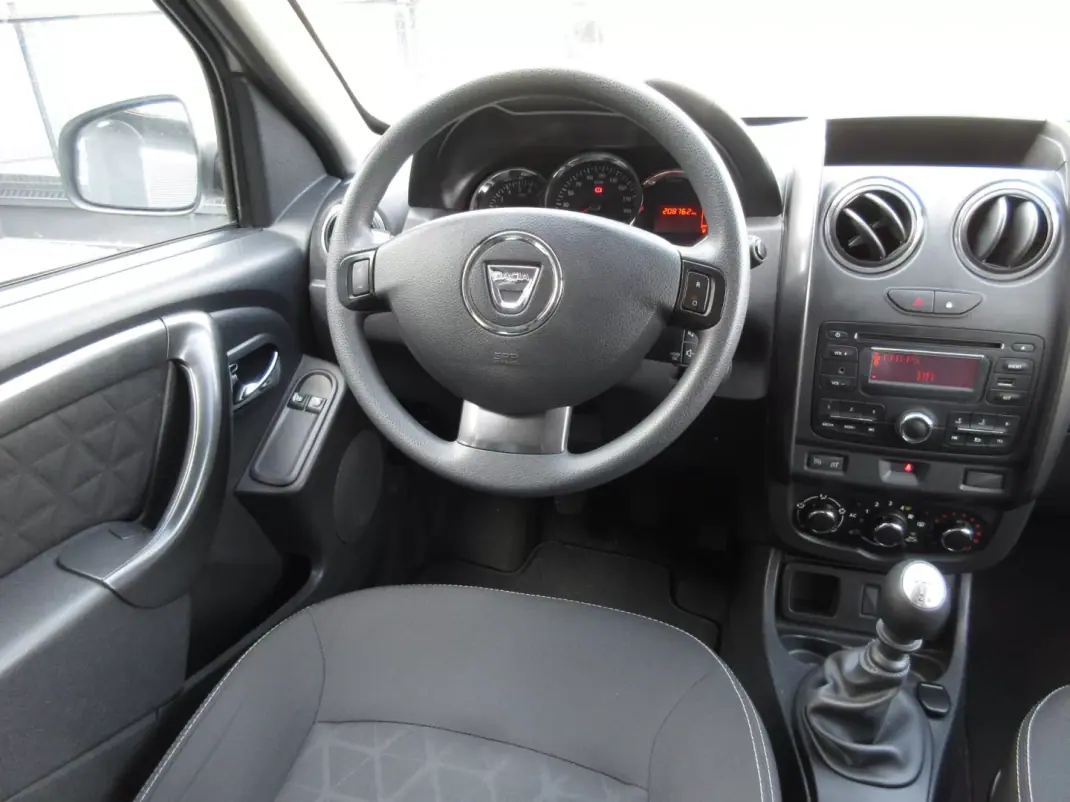 Dacia Duster 2015 - 10990 EUR, 208000 km - AUTO.MOTO.pt - 208000km - foto 28 de 35