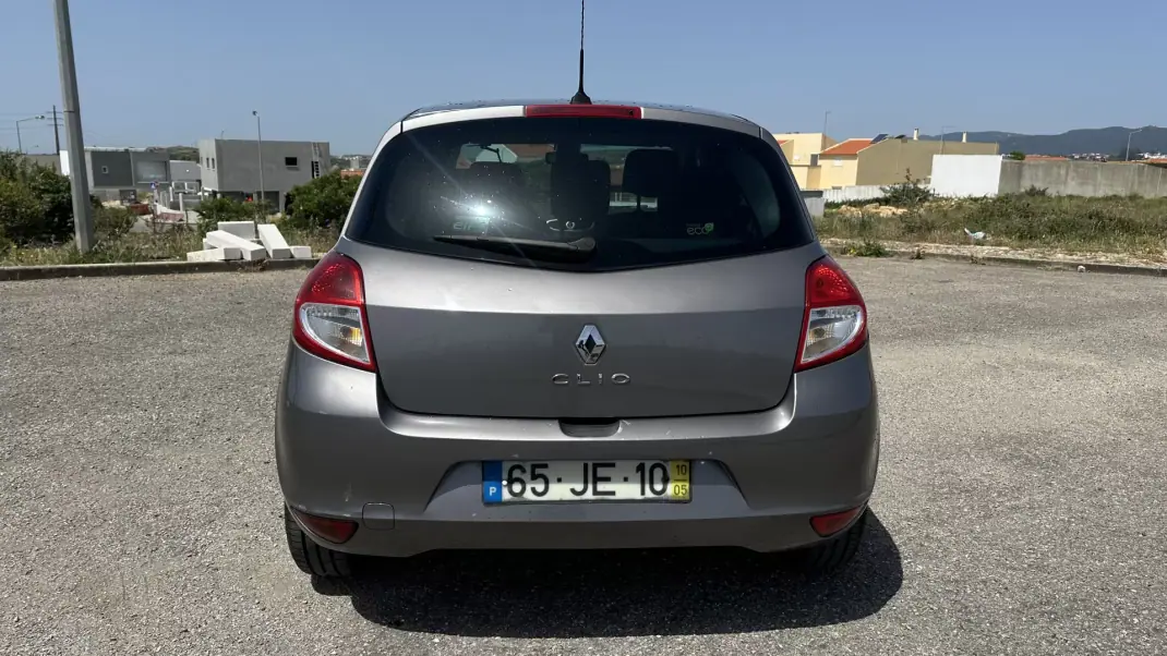 Renault Clio 2010 - 3650 EUR, 202000 km - AUTO.MOTO.pt - 202000km - foto 8 de 15
