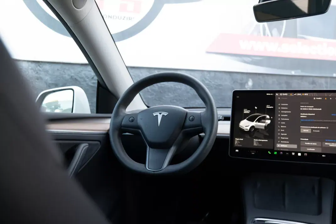 Tesla Model Y 2023 - 37900 EUR, 75000 km - AUTO.MOTO.pt - 75000km - foto 10 de 28