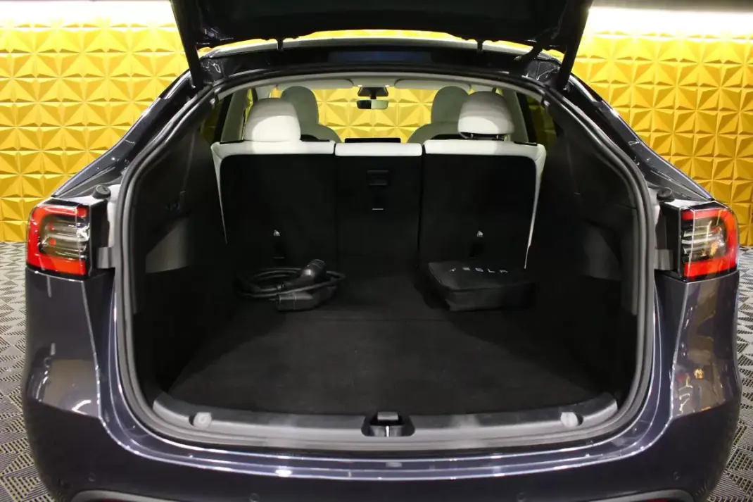 Tesla Model Y 2021 - 32240 EUR, 132000 km - AUTO.MOTO.pt - 132000km - foto 27 de 38