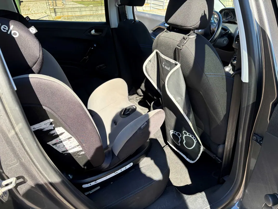Peugeot 208 2018 - 10 EUR, 114000 km - 114000km - foto 11 de 15