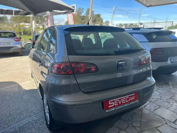 SEAT Ibiza 2005 - 5490 EUR, 145000 km - AUTO.MOTO.pt - 145000km - foto 6 de 7