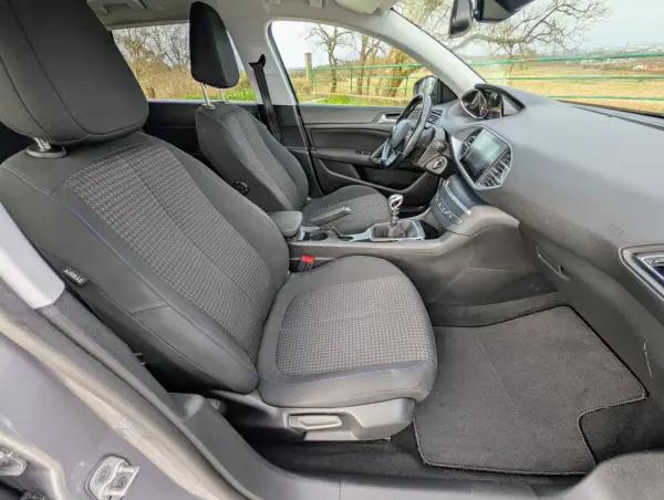 Peugeot 308 SW 2019 - 8500 EUR, 208333 km - AUTO.MOTO.pt - 208333km - foto 14 de 22