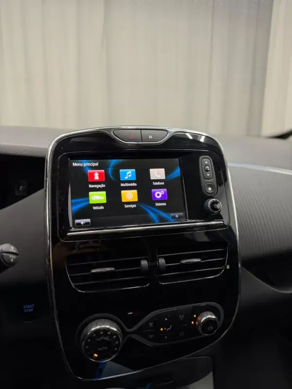 Renault Zoe 2019 - 10500 EUR, 130000 km - AUTO.MOTO.pt - 130000km - foto 10 de 18