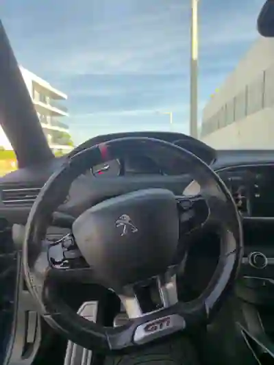 Peugeot 308 2017 - 23000 EUR, 127000 km - 127000km - foto 8 de 9