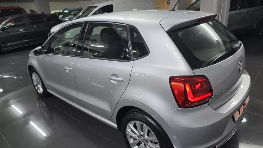 Volkswagen Polo 2014 - 10990 EUR, 136000 km - AUTO.MOTO.pt - 136000km - foto 27 de 31