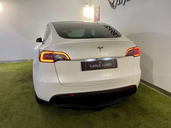 Tesla Model Y 2023 - 35450 EUR, 75000 km - AUTO.MOTO.pt - 75000km - foto 10 de 39