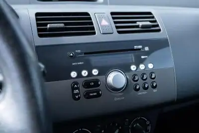 Suzuki Swift 2010 - 3999 EUR, 260000 km - AUTO.MOTO.pt - 260000km - foto 14 de 16