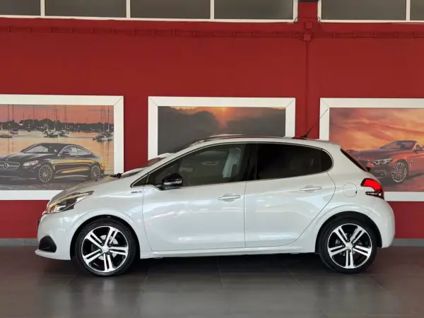 Peugeot 208 2017 - 12990 EUR, 101119 km - AUTO.MOTO.pt - 101119km - foto 7 de 22