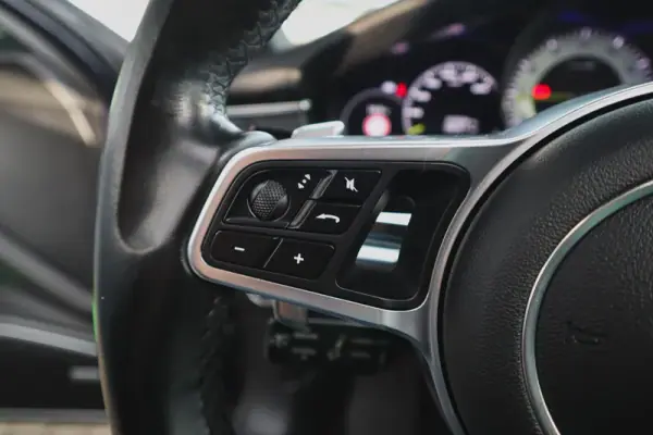Porsche Panamera Sport Turismo 2019 - 67480 EUR, 97640 km - AUTO.MOTO.pt - 97640km - foto 22 de 71