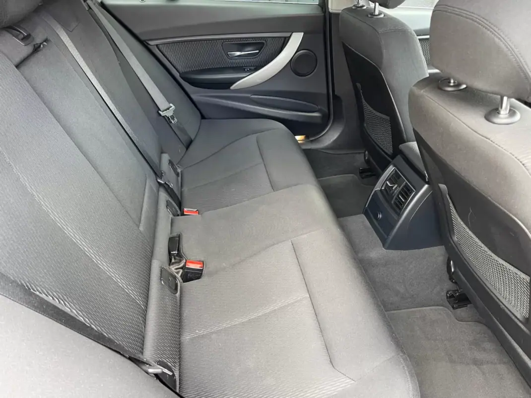 BMW 318 2017 - 17900 EUR, 215800 km - AUTO.MOTO.pt - 215800km - foto 7 de 12