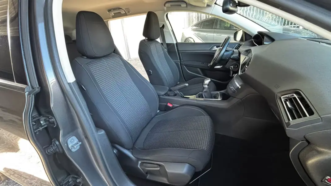 Peugeot 308 SW 2018 - 13990 EUR, 135000 km - AUTO.MOTO.pt - 135000km - foto 14 de 15