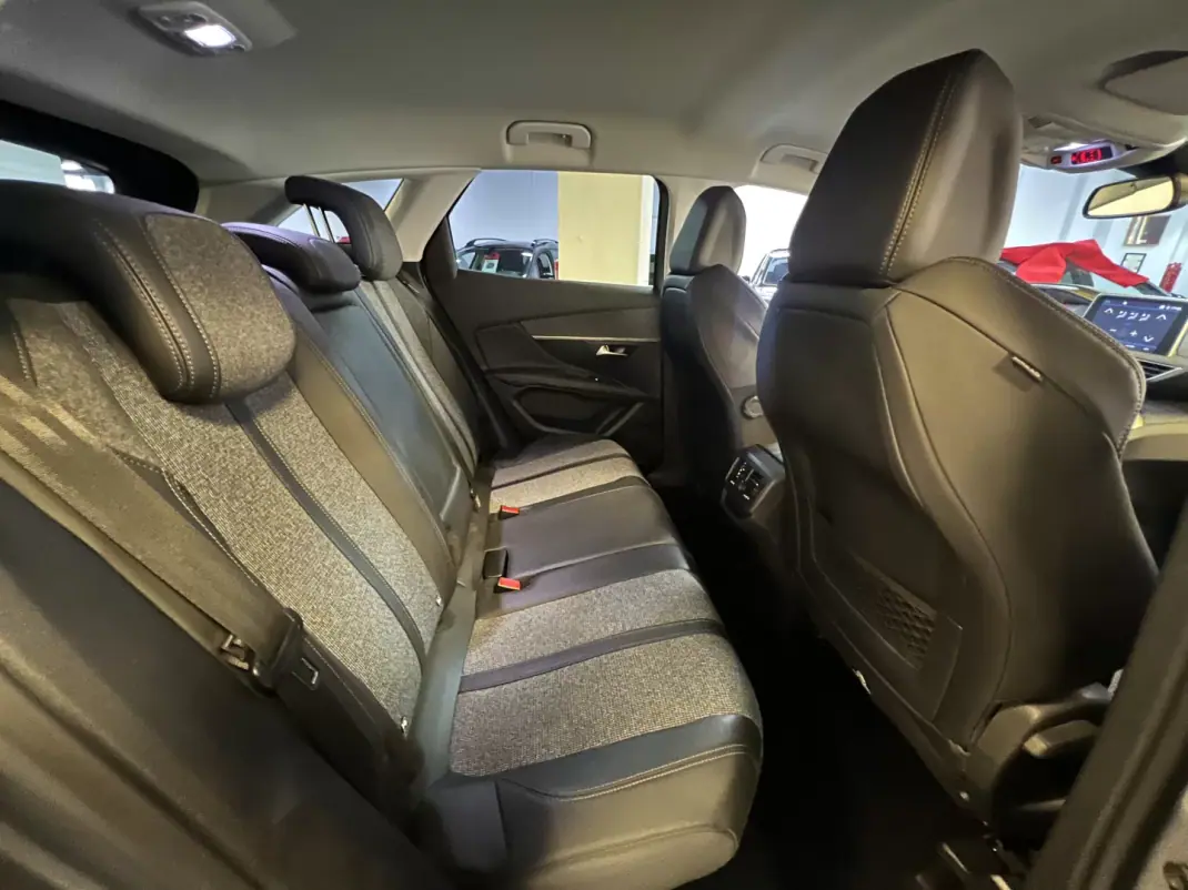 Peugeot 3008 2018 - 14990 EUR, 103000 km - 103000km - foto 9 de 35