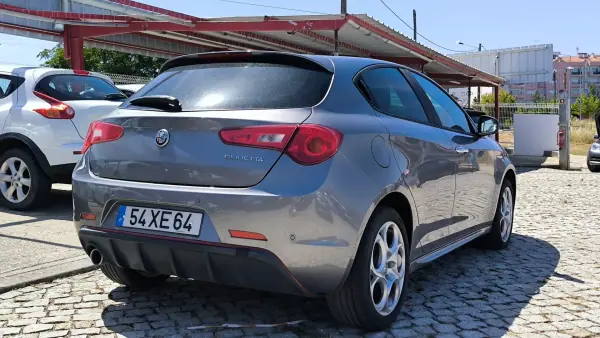 Alfa Romeo Giulietta 2019 - 15950 EUR, 103432 km - AUTO.MOTO.pt - 103432km - foto 4 de 8