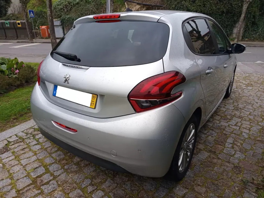 Peugeot 208 2017 - 10990 EUR, 163895 km - AUTO.MOTO.pt - 163895km - foto 4 de 11