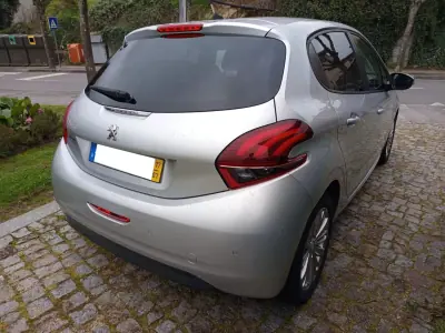 Peugeot 208 2017 - 10990 EUR, 163895 km - AUTO.MOTO.pt - 163895km - foto 4 de 11