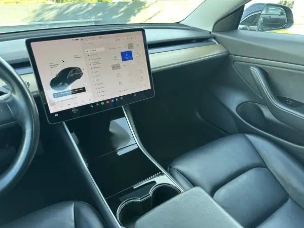Tesla Model 3 2019 - 19900 EUR, 270000 km - AUTO.MOTO.pt - 270000km - foto 27 de 53