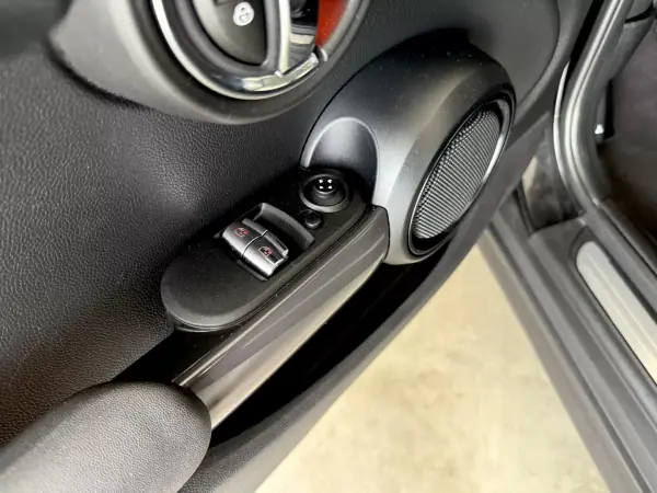 MINI One 2016 - 11900 EUR, 133000 km - AUTO.MOTO.pt - 133000km - foto 54 de 86