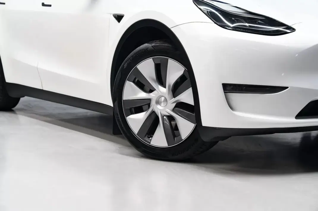 Tesla Model Y 2023 - 35950 EUR, 57000 km - 57000km - foto 4 de 49