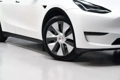 Tesla Model Y 2023 - 35950 EUR, 57000 km - 57000km - foto 4 de 49
