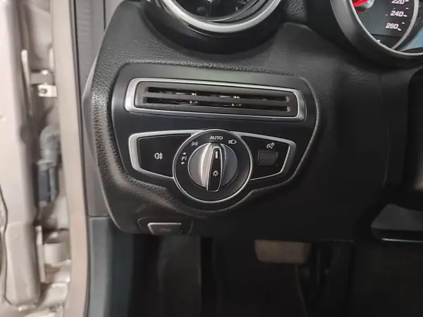 Mercedes-Benz C 300 2020 - 25750 EUR, 107000 km - AUTO.MOTO.pt - 107000km - foto 25 de 42